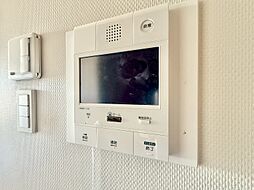 誰が来てもわかる様にモニター付きインターホンを設置。