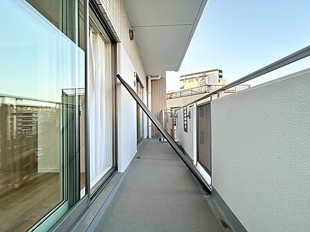 朝の澄んだ空気や、夕方に吹く清々しい風を感じられるバルコニー。