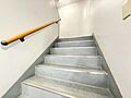 共用部の階段で...