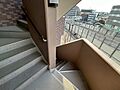 共用部の階段で...