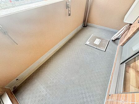 朝の澄んだ空気や、夕方に吹く清々しい風を感じられるバルコニー。