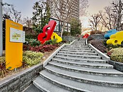 共用部の階段です。明るく清潔に管理されています。