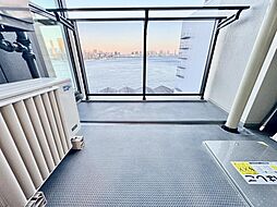 朝の澄んだ空気や、夕方に吹く清々しい風を感じられるバルコニー。