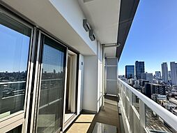 朝の澄んだ空気や、夕方に吹く清々しい風を感じられるバルコニー。