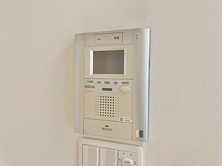 誰が来てもわかる様にモニター付きインターホンを設置。