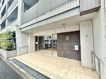 上質感漂う玄関アプローチです。