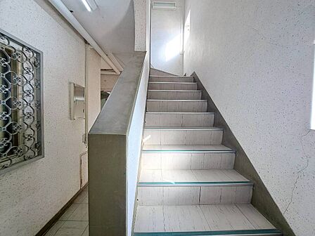 共用部の階段です。明るく清潔に管理されています。