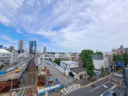 陽当たり・通風・開放感に恵まれた環境です。