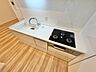 キッチン：使いやすくスタイリッシュなキッチン空間になっております。