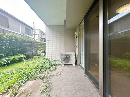 朝の澄んだ空気や、夕方に吹く清々しい風を感じられるバルコニー。