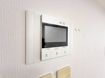 誰が来てもわかる様にモニター付きインターホンを設置。