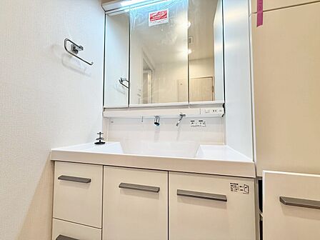 清潔感を感じられる洗面化粧台。