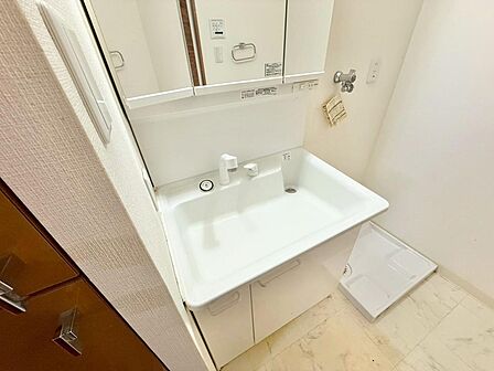 清潔感を感じられる洗面化粧台。