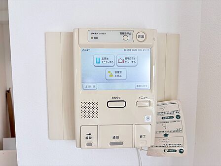 誰が来てもわかる様にモニター付きインターホンを設置。
