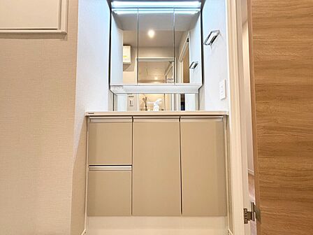 清潔感を感じられる洗面化粧台。