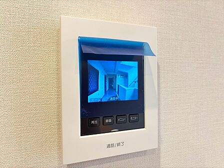 誰が来てもわかる様にモニター付きインターホンを設置。