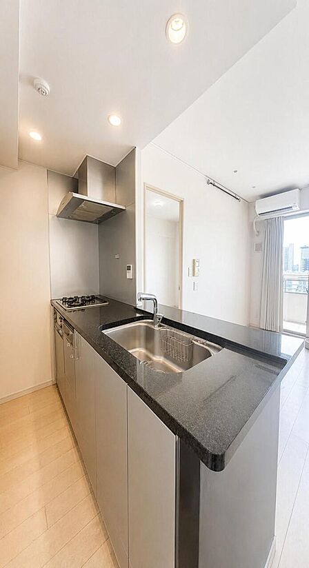 使いやすくスタイリッシュなキッチン空間になっております。