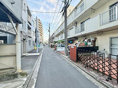 閑静なエリアで、前面道路の交通量は少なく安心です。