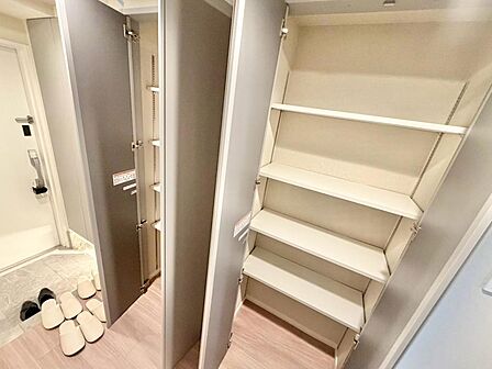 家電やスーツケース、ストック品など何でも片付く嬉しい空間です。