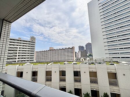 眺望や窓からの景色が良いと、家で過ごす時間も快適です。