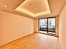 室内：通風・採光に優れ、心地よい光と風が溢れています。