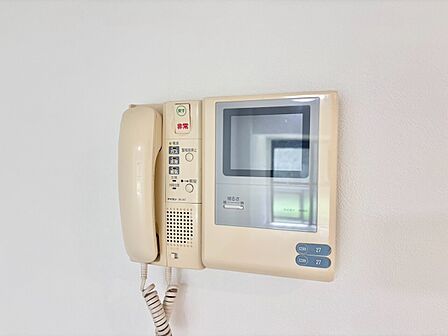 誰が来てもわかる様にモニター付きインターホンを設置。