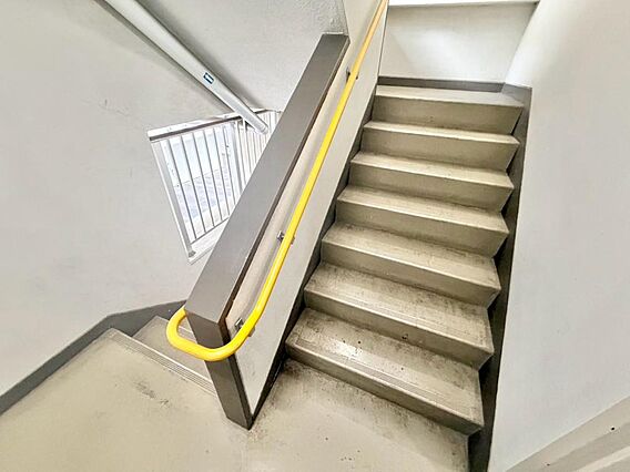 共用部の階段で...