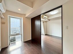 清かで艶やかな時間をもたらしてくれる室内です。