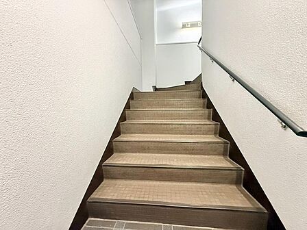 共用部の階段です。明るく清潔に管理されています。