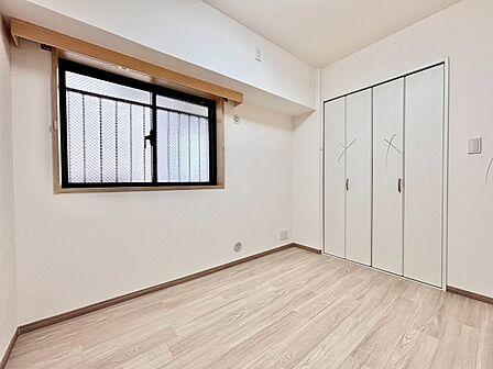 清かで艶やかな時間をもたらしてくれる室内です。