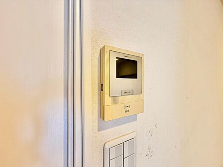 誰が来てもわかる様にモニター付きインターホンを設置。