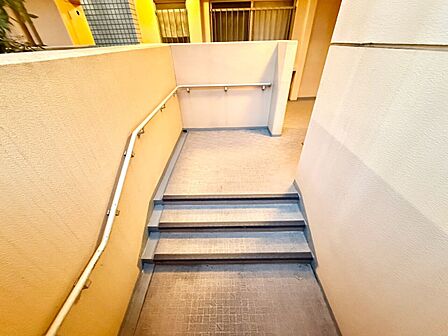 共用部の階段です。明るく清潔に管理されています。