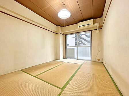 清かで艶やかな時間をもたらしてくれる室内です。
