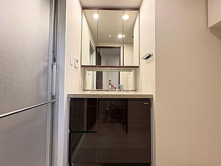 清潔感を感じられる洗面化粧台。