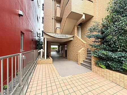 上質感漂う玄関アプローチです。