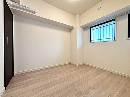 清かで艶やかな時間をもたらしてくれる室内です。