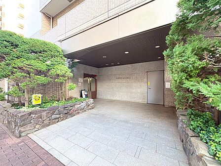 上質感漂う玄関アプローチです。