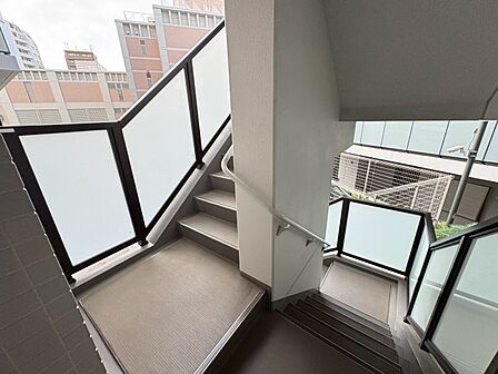 共用部の階段です。明るく清潔に管理されています。