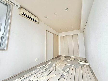 清かで艶やかな時間をもたらしてくれる室内です。