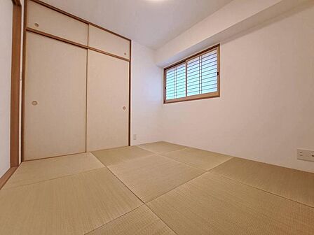 清かで艶やかな時間をもたらしてくれる室内です。