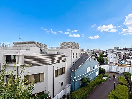 陽当たり・通風・開放感に恵まれた環境です。