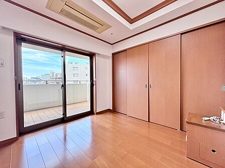 清かで艶やかな時間をもたらしてくれる室内です。