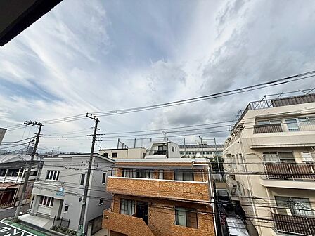 陽当たり・通風・開放感に恵まれた環境です。