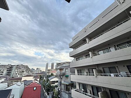陽当たり・通風・開放感に恵まれた環境です。