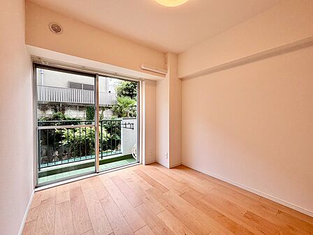 清かで艶やかな時間をもたらしてくれる室内です。