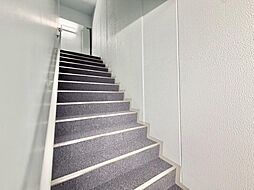 共用部の階段です。明るく清潔に管理されています。