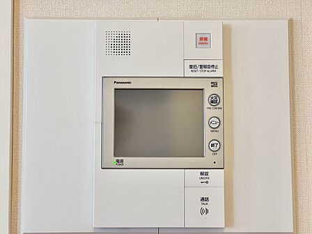 誰が来てもわかる様にモニター付きインターホンを設置。