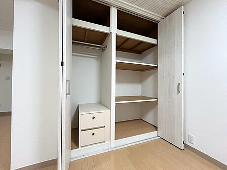 収納スペースが付いていて、お部屋を広く使っていただけます。