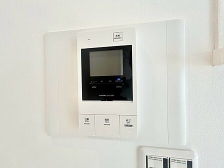 誰が来てもわかる様にモニター付きインターホンを設置。