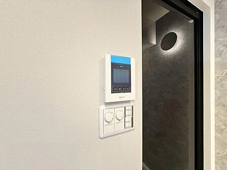 誰が来てもわかる様にモニター付きインターホンを設置。